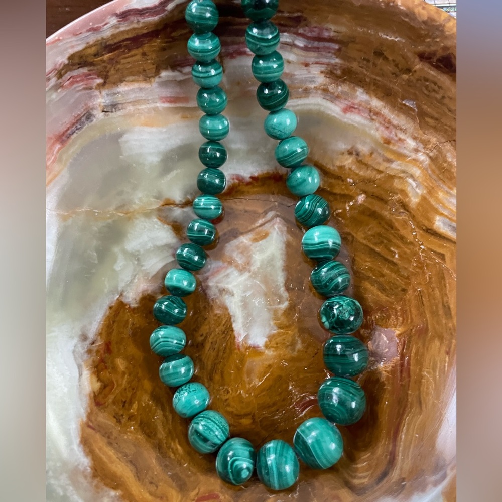 Malachite vintage necklace with graduated beads